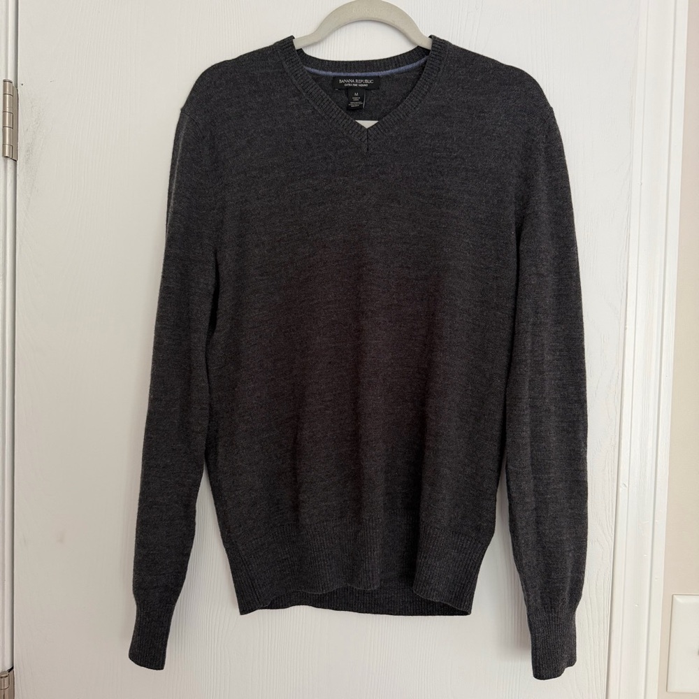 Banana Republic Charcoal Gray Merino Wool Men’s V Neck Sweater